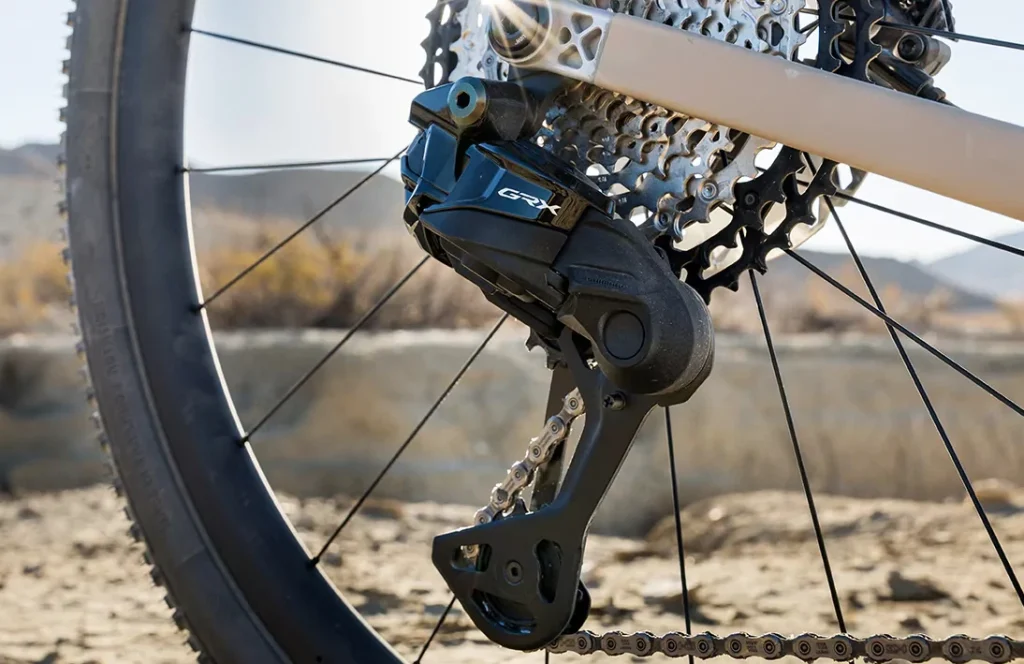 LA EVOLUCIÓN DEL CAMBIO GRAVEL: El desviador trasero GRX RX827 de SHIMANO está diseñado para el rendimiento
